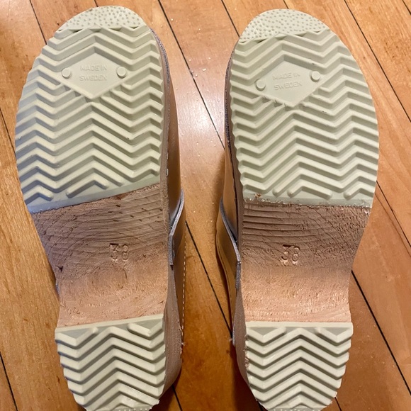 Silver women’s 38 euro/7 1/2 US Torpatofeln clogs - Picture 2 of 8